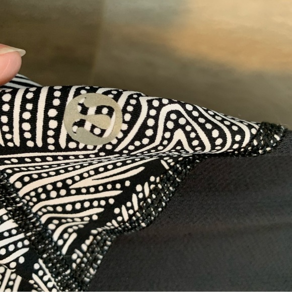 Lululemon size 6 🤍🖤 - Picture 2 of 6